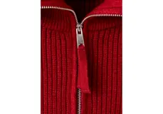 Jersey de punto rojo con cuello solapa y cierre frontal con cremallera, de manga larga y ajuste holgado.