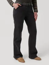 Jeans de tiro alto y pierna recta en color negro lavado. Presentan un diseño artesanal con bordado decorativo en la pretina y costuras laterales marcadas.