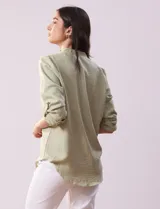 Blusa color beige de poliéster con escote en V y mangas 3/4 regulables con presilla y botón.