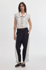 Pantalón colorblock confeccionado en algodón, con diseño bicolor en negro y blanco, cintura elástica ajustable con cordón y bolsillos laterales.
