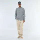 Pantalón cargo color beige, de corte estándar, con múltiples bolsillos laterales y cintura elástica con cordón ajustable.