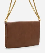 Bolso bandolera de estructura flexible confeccionado en poliuretano color marrón. Presenta correa larga de cadena metálica dorada con apoyo para el hombro, cierre superior con cremallera y tiradores alargados de cuero sintético.
