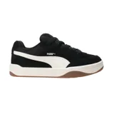 Championes Puma de estilo skate, color negro con la franja lateral característica en blanco. Presentan una suela de plataforma blanca con base de goma color caramelo.