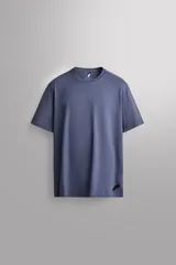 Camiseta de entrenamiento de hombre regular fit color negro, confeccionada en tejido técnico ligero y elástico con cuello redondo y manga corta.