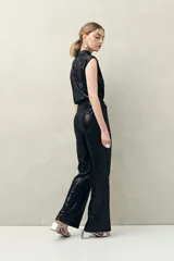 Pantalón ancho negro con acabado de lentejuelas.