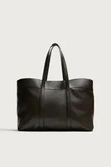 Bolso tipo shopper de piel marrón oscuro, con doble asa de hombro y cierre magnético en el compartimento principal.