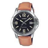 Reloj Casio modelo MTPV004L-1B2UDF con caja plateada de 42mm, esfera negra con números arábigos y correa de cuero marrón. Resistente al agua.