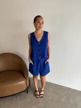 Bermuda de crepé color azul, con cintura elástica, bolsillos laterales y corte holgado.