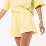 Pantalón corto de felpa color amarillo pastel, de tiro medio con cintura elástica ajustable mediante cordón y diseño holgado.
