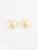 Aros dorados con forma de corazón y cierre a presión.