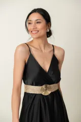 Vestido largo de satén color gris plateado, con breteles finos, escote cruzado y corte debajo del busto.