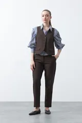 Pantalón de fit recto color marrón, con cintura definida y bolsillos funcionales.