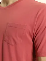 Remera celeste de algodón con bolsillo en el pecho y cuello redondo.