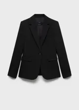 Blazer negro de corte entallado con hombros estructurados, cuello de pico con solapas de muesca, cierre delantero de un botón y bolsillos con solapa.