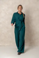 Pantalón de corte recto y tiro alto, con diseño holgado, bolsillos laterales y cintura elástica.