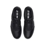 Championes Nike Jordan Court Connect Low de color negro con suela blanca y detalles del logo Jumpman en blanco.