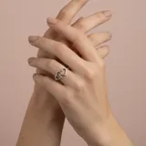 Anillo de plata 925 con diseño de dos corazones entrelazados en la parte superior y banda fina.