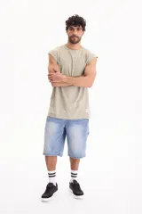 Bermuda de jean de algodón de estilo skater oversize en color negro, con diseño clásico de bolsillos y trabillas para cinto.