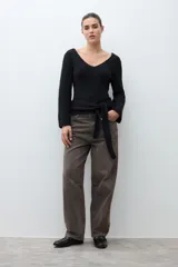 Sweater de punto acanalado color rojo, con escote en V, mangas largas acampanadas y lazo ajustable en la cintura.