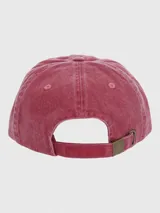 Gorra tipo baseball de algodón orgánico con efecto lavado, color rojo gastado. Presenta un bordado central pequeño de un perro Basset Hound y cierre posterior con hebilla metálica ajustable.