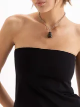 Top strapless negro de escote recto, con diseño ajustado y cierre metálico en la espalda.