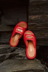 Sandalias de cuero color camel, con plataforma y hebilla dorada.