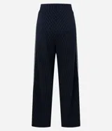 Pantalón wide leg de tiro medio, color azul marino con estampado de rayas diplomáticas blancas y detalle de piping lateral. Cuenta con cintura elástica y caída fluida.