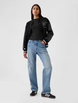 Remera de manga corta y cuello redondo, con corte ajustado al cuerpo.