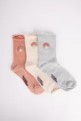 Pack de tres pares de medias de algodón acanaladas en color rosa, beige y gris, con detalle de volados en el borde superior y bordado de hongo en el tobillo.