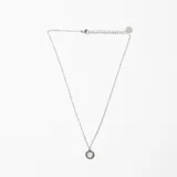 Colgante de cadena fina de acero con dije circular que presenta números romanos en el borde y un centro nacarado.