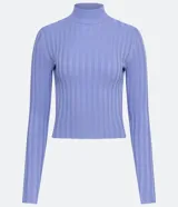 Polera color camel de punto acanalado, con cuello alto y mangas largas.