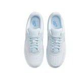 Championes Nike Air Force 1 07 Premium de corte bajo, color blanco con acabado mate y suela con efecto moteado. Presenta el diseño icónico de la marca con el logo Swoosh lateral y detalles perforados en la puntera.