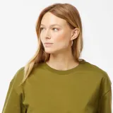 Remera verde militar de corte recto, con cuello redondo y mangas cortas con dobladillo.