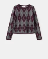 Jersey de punto con diseño de rombos (argyle) en tonos bordó, gris y blanco, de manga larga y cuello redondo.