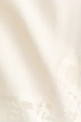 Short de pijama de crepé de viscosa color beige, con cintura elástica fina y detalles de encaje en los bajos.