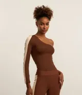 Blusa deportiva de microfibra color marrón, con escote asimétrico de un solo hombro y manga larga con recorte contrastante color beige.