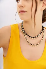 Musculosa de algodón color amarillo vibrante, con escote redondo pronunciado y corte al cuerpo.