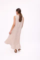 Vestido midi azul marino sin mangas, con escote redondo y detalle de abertura en forma de lágrima en el pecho. Diseño holgado con corte asimétrico y volado en el ruedo.