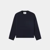 Suéter de punto texturizado color azul marino, con patrón de tejido tipo cesta, cuello redondo y puños y bajo de canalé. Incluye un sutil logotipo tejido en la parte frontal.