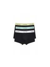 Pack de tres bóxers tipo trunk Calvin Klein en color negro, confeccionados en mezcla de algodón y elastano. Cuentan con cintura elástica distintiva con el logo de la marca en colores verde lima, verde menta y blanco.