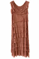 Vestido midi sin mangas de color terracota, con múltiples volados superpuestos con bordes desmechados y cuello redondo.