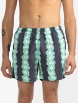 Short de baño para hombre con estampado de flores en verde y celeste, calce relajado, cintura elástica con cordón regulable, bolsillos laterales y bolsillo trasero con cierre. Incluye suspensor de malla fina hipoalergénico.