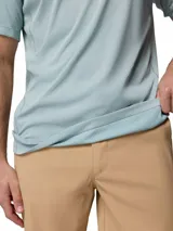 Remera de manga corta Columbia con cuello redondo, confeccionada en tejido técnico con tecnología de enfriamiento activado por transpiración y paneles laterales para mayor ventilación.