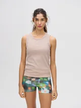 Musculosa de canalé color celeste, con diseño crop y pequeño logo bordado en el centro del pecho.