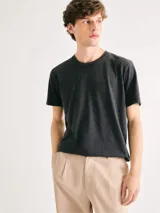 Camiseta básica de manga corta y cuello redondo, color rojo oscuro.