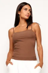 Musculosa de viscosa acanalada con elastano, de calce ajustado al cuerpo. Presenta escote recto y breteles finos regulables.