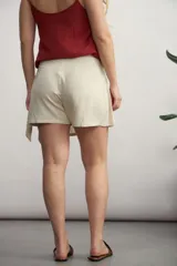 Short pollera negro con diseño cruzado y lazo lateral para ajustar.