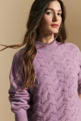 Sweater de punto color lila con diseño geométrico en relieve, cuello alto acanalado y mangas largas con puños ajustados.