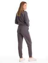 Pantalón tipo jogger de la marca Match Fit, con cintura elástica ajustable mediante cordón, bolsillos laterales y puños elásticos en los tobillos.