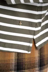 Remera de manga larga, corte al cuerpo, con cuello redondo. Presenta un patrón de rayas horizontales en color marrón óxido y azul marino.